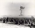 Солдати спостерігають ядерний вибух на полігоні в Неваді.