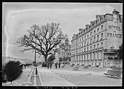 Phohographie en noir-et-blanc d'un ancien hôtel au début du XXe siècle.