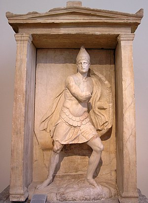 Надгробный камень с мраморной скульптурой греческого военачальника Аристонавта[англ.] времён Ламийской войны. Национальный археологический музей в Афинах