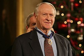 Уильям Сафир награждён Президентской медалью Свободы (2006)