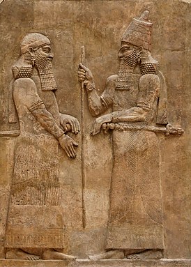 Саргон II (справа) со своим наследником Синаххерибом (слева)