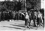 Unge kvinner i Kvinne- eller Jentehirden hilser partiføreren Quisling under et NS-stevne i Sarpsborg sommeren 1942. Foto: Riksarkivet