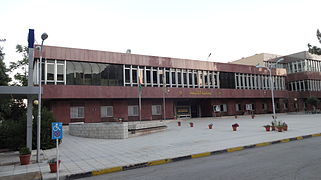 مكتبة الجامعة الأردنية، 1962، مثال على الأسلوب الدولي في عمارة الحداثة بالمدينة.