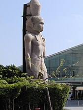 La statue de Ptolémée II érigée à la porte du phare d'Alexandrie.