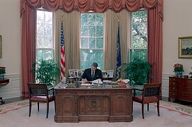 Овальный кабинет в 1988 году, во времена администрации Рональда Рейгана