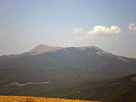 Верхнее плато Чатыр-Дага, вершина Эклизи-Бурун слева.