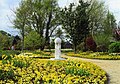 Gelber Garten mit Sonnenuhr