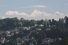 Vue sur Darjeeling, en arrière-plan le mont Kangchenjunga, troisième plus haute montagne de la planète.