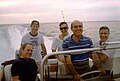 מיכה רם משמאל נהנה בסירה מושטת על ידי חברו אברהם אשור עם יצחק קוראל אלמוג מימין, יוני 1986.