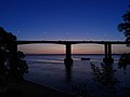 Aquesta és una imatge del pont Belgrano durant la posta de sol.