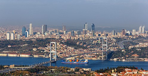 Pont du Bosphore et les gratte-ciel de la partie européenne d'Istanbul