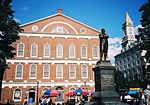 Faneuil Hall de Boston et statue de Samuel Adams.