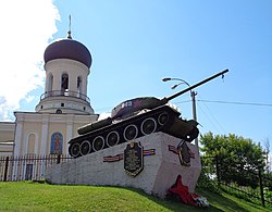 Naro-Fominsk St. Nicholas Cathedral with T-34 gate guardian