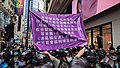 中午，警方於記利佐治街和東角道一帶推進，並首次舉起紫色的警告旗，指現場的人展示旗幟，及高呼「光復香港」