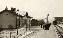 Piikkiöläisiä junaa laiturilla odottamassa. Kuva otettu 1910-luvulla, ennen vuoden 1922 asemarakennuksen muutostöitä[1]