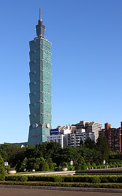 Arranha-céu Taipei 101 visto do Salão Memorial Nacional Sun Yat-sen em Taipé, Taiwan. Este edifício foi oficialmente classificado como o mais alto do mundo desde sua inauguração em 2004 até a conclusão em 2009 do Burj Khalifa em Dubai, Emirados Árabes Unidos. Após a conclusão, tornou-se o primeiro arranha-céu do mundo a ultrapassar a altura de meio quilômetro. Os elevadores que transportam passageiros do 5.º ao 89.º andar em 37 segundos (atingindo 60,6 km/h) bateram recordes de velocidade. Em 2011 Taipei 101 recebeu uma classificação Platinum sob o sistema de certificação LEED, tornando-se o maior e mais alto edifício verde do mundo. A estrutura aparece regularmente como um ícone de Taipei na mídia internacional, e as exibições de fogos de artifício no Taipei 101 são uma característica regular das transmissões da véspera de Ano Novo. (definição 2 000 × 2 000)