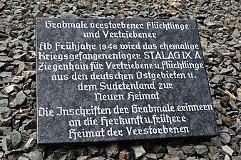 Gedenktafel für die verstorbenen Flüchtlinge auf dem ehemaligen Friedhof des Stalag IX A Ziegenhain und heutigen Gemeindefriedhof