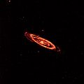 Галактика Андромеды, сфотографированная длинноволновыми инфракрасными детекторами в диапазоне 12 мкм (оранжевый) и 22 мкм (красный).