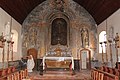 Le chœur ; le maître-autel et le tabernacle ; le retable, son tableau, ses pilastres et les statues de saint Jean Baptiste et saint Roch.