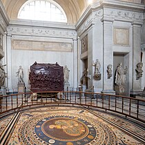 Vue d'ensemble, avec la mosaïque d'Athéna et les sarcophages monumentaux.