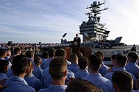 Bush prononce un discours sur le pont du porte-avion Abraham Lincoln au cours de l'évènement intitulé Mission accomplie.