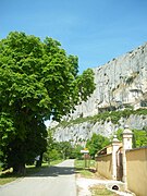 Sortie du village de Lioux, vers la falaise.