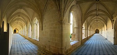 Vue intérieure du cloître. À gauche, la galerie sud (1519), à droite, la galerie est, la plus récente (vers 1548).