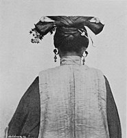 1869年，John Thomson在北京拍摄的二把头背面。