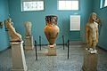 Ausstellungsraum mit der „Fliehende Kore“ und einer protoattischen Amphora