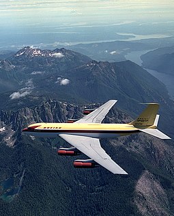 Boeing 367-80 lentämässä, taustalla Mount Rainier.