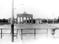 Doğu Berlin tarafından Brandenburg Kapısı'na bakış 1982.