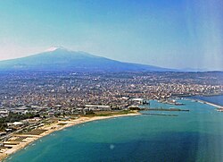 Catania városa, háttérben az Etnával.