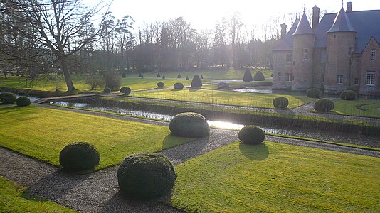 Les jardins, les canaux et les douves.