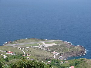 De zeer korte landingsbaan van Juancho E. Yrausquin Airport met Flat Point in Lower Hell's Gate