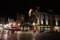 Vue sur la rue Champeaux et la rue Aristide-Briand la nuit.