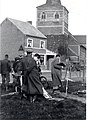 Lismonde peignant dans le village de Kermt, le 7 avril 1936 (photo Léon van Dievoet).