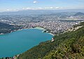 Annecy; vordra der See Lac d’Annecy, im Hindergrund der Jura, wo vordra d Stadt Gämf lyt (uf däm Bild nid z gseh)