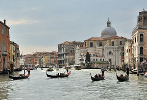גונדולות שטות בתעלה הגדולה בוונציה.