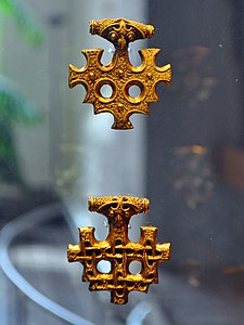 Золотые украшения из клада Хиддензе[нем.], ок. XI век. Смешаны языческие и христианские символы