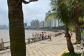Même partie du front de mer, pris de l'autre côté en avril 2012. On voit que les palmiers ont grandi, une piste cyclable a été aménagée.