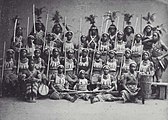 Groepsportret van de zogenaamde 'Amazones uit Dahomey' tijdens hun verblijf in Parijs (1891)