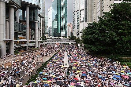 Il pleuvait vers 18h. Les manifestants ouvrirent leurs parapluies sur le Queensway à Admiralty. Ce schéma est assez similaire aux manifestations de 2014 à Hong Kong, familièrement appelées « la Révolution des parapluies » .