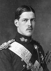 Photographie en noir et blanc d'un jeune homme en uniforme.