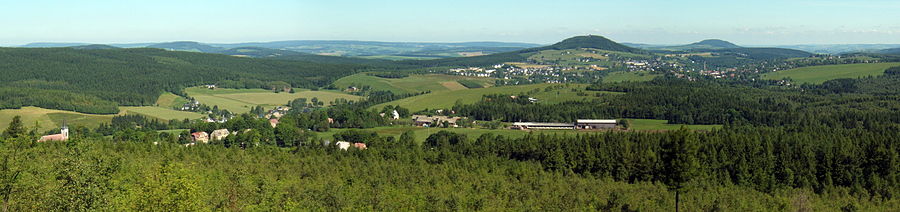 Panorama vido el monteto Kamenný vrch direkte al Nové Zvolání