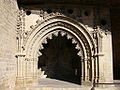 Arc ogival fistonat a la façana de la capella de San Victorián de San Juan de la Peña, Aragó.