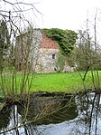 de oude donjon van kasteelboerderij de la Poterie