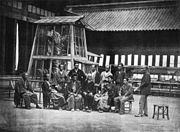 Los directores de la exposición, ante el "shachi" dorado en el patio de Taiseiden (1872)