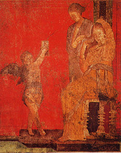 Una jove s'asseu mentre un criat l'arregla els cabells amb l'ajuda d'un amoret, que alça un mirall. Detall d'un fresc de la Vil·la dels Misteris (Pompeia), c. 50 aC