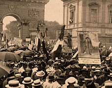 La foule devant l'Arc de Triomphe.