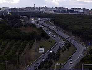 The A-5 autovía (expressway) near Navalcarnero, Madrid. Note the mostly nonexistent acceleration lane in the road joining from the bottom right.